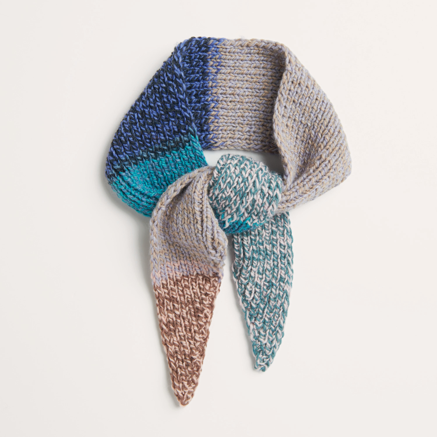 Strickset Pullunder + Mini-Tuch Modell 22 zeigt ein gestricktes Tuch in Blau- und Brauntönen von Rico Design. Ideal für Herbst-Winter.