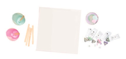 Becher, Holzstäbchen, eine Leinwand und Acrylfarben zum Acryl gießen vorbereitet. Flatlay von Produkten.