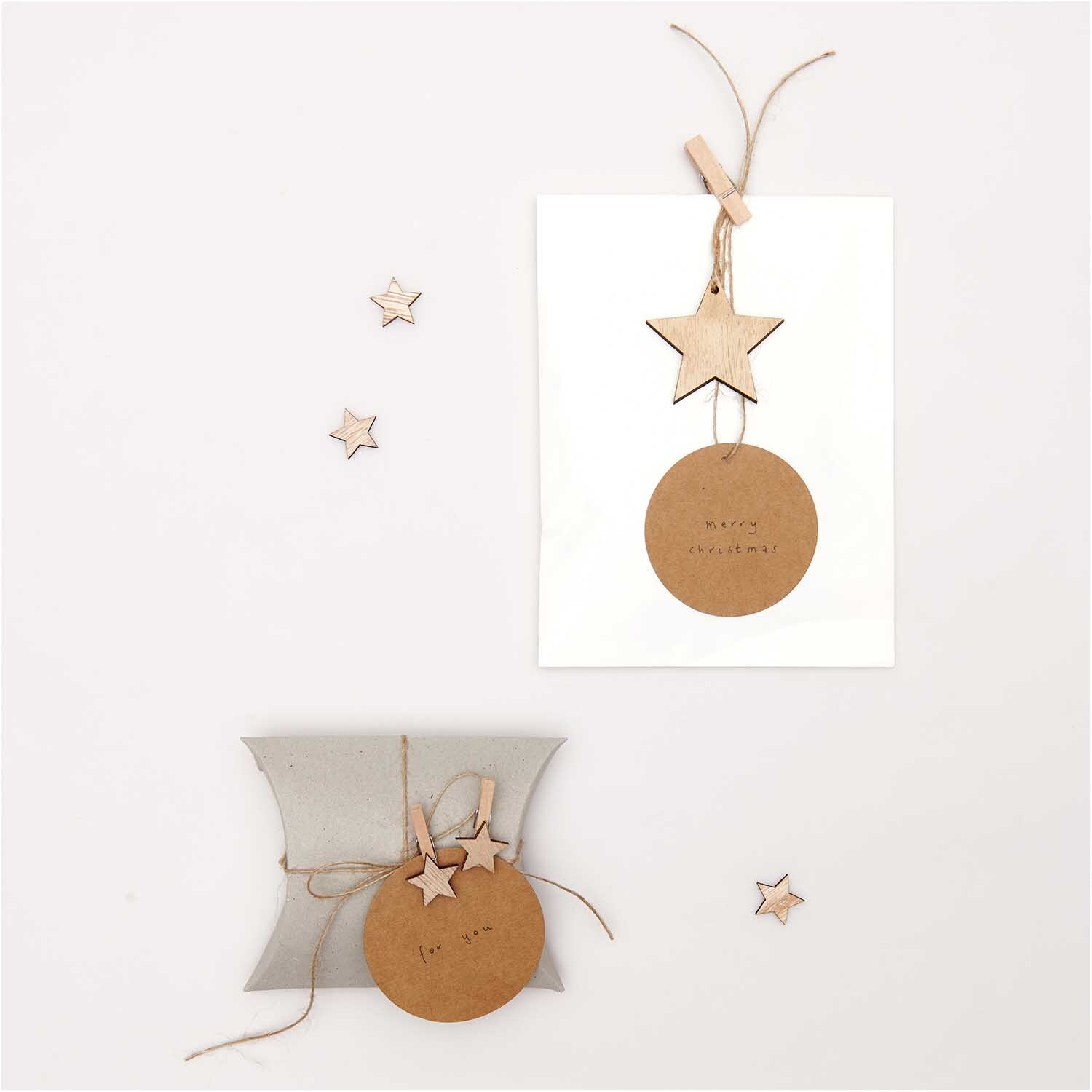 Holzstreu Stern natur 20x19mm 48 Stück: Dekorative Sterne aus Holz auf Geschenkverpackung und Karte.