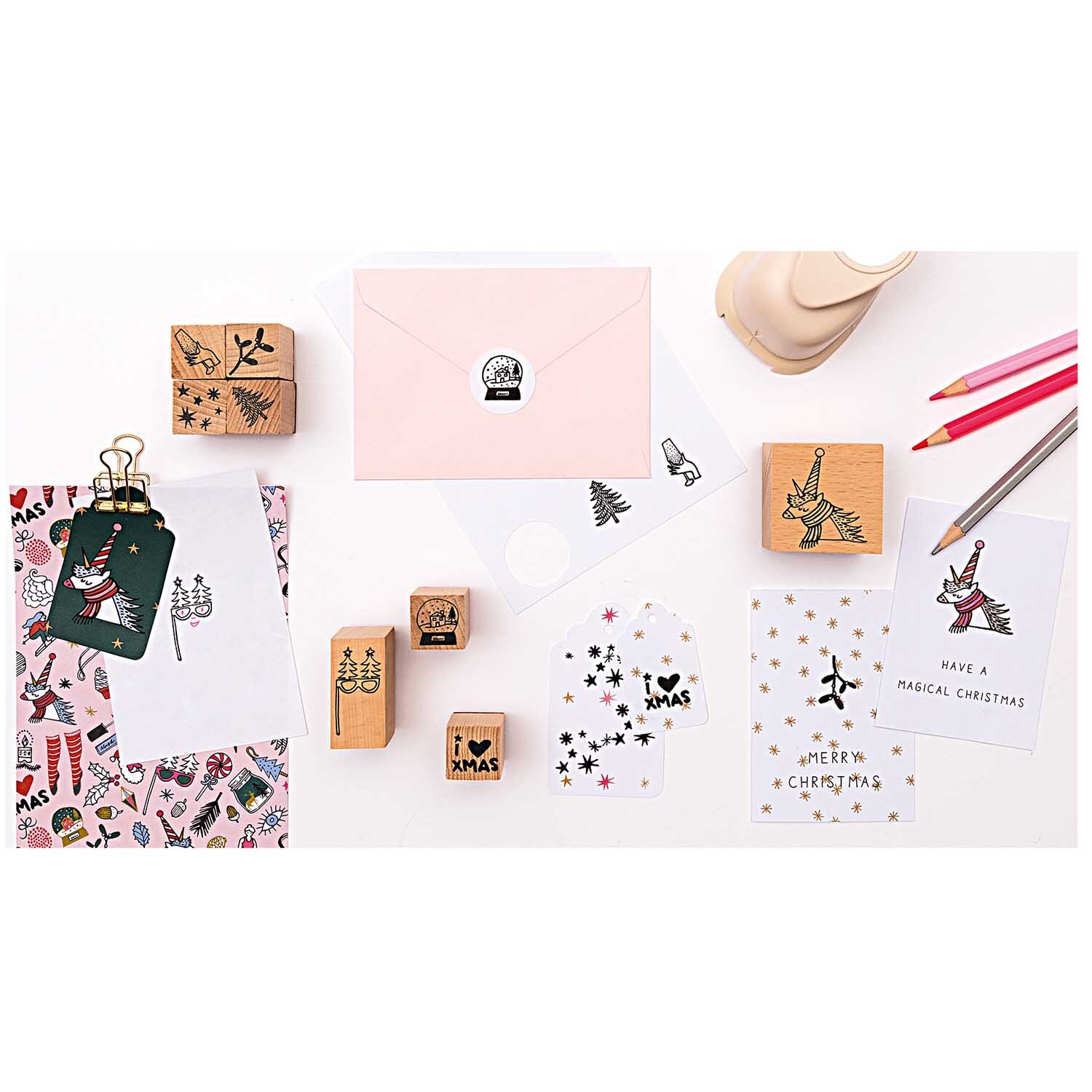 Paper Poetry Grußkartenset Magical Christmas A6/C6 zeigt festliche Karten, Umschläge und Stempel in zarten Pastelltönen, ideal für kreative Weihnachtsgrüße.