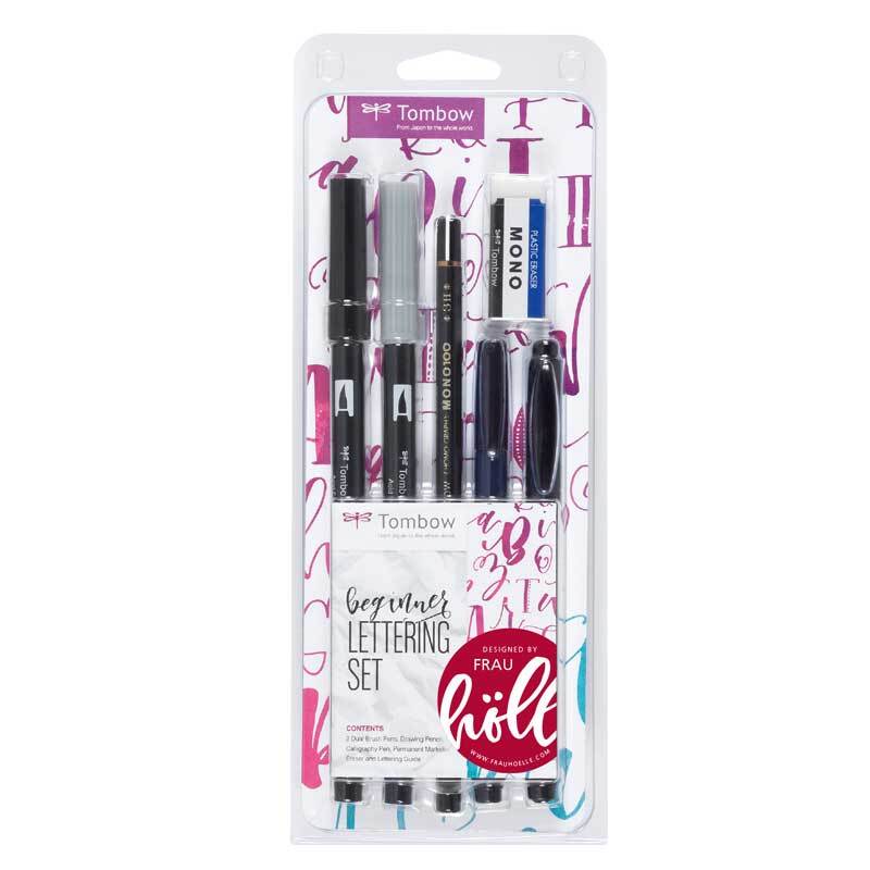 Tombow Lettering Set Beginner designed by Frau Hölle mit Stiften und Radiergummi in einer transparenten Verpackung, ideal für kreative Projekte.