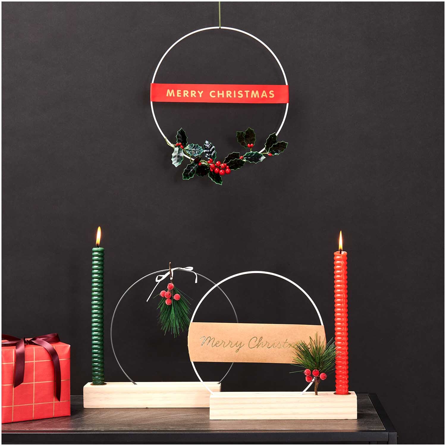 Paper Poetry Papierstreifen weihnachtlich dekoriert mit Kerzen und Geschenken auf dunklem Hintergrund. Ideal für festliche Dekorationen.