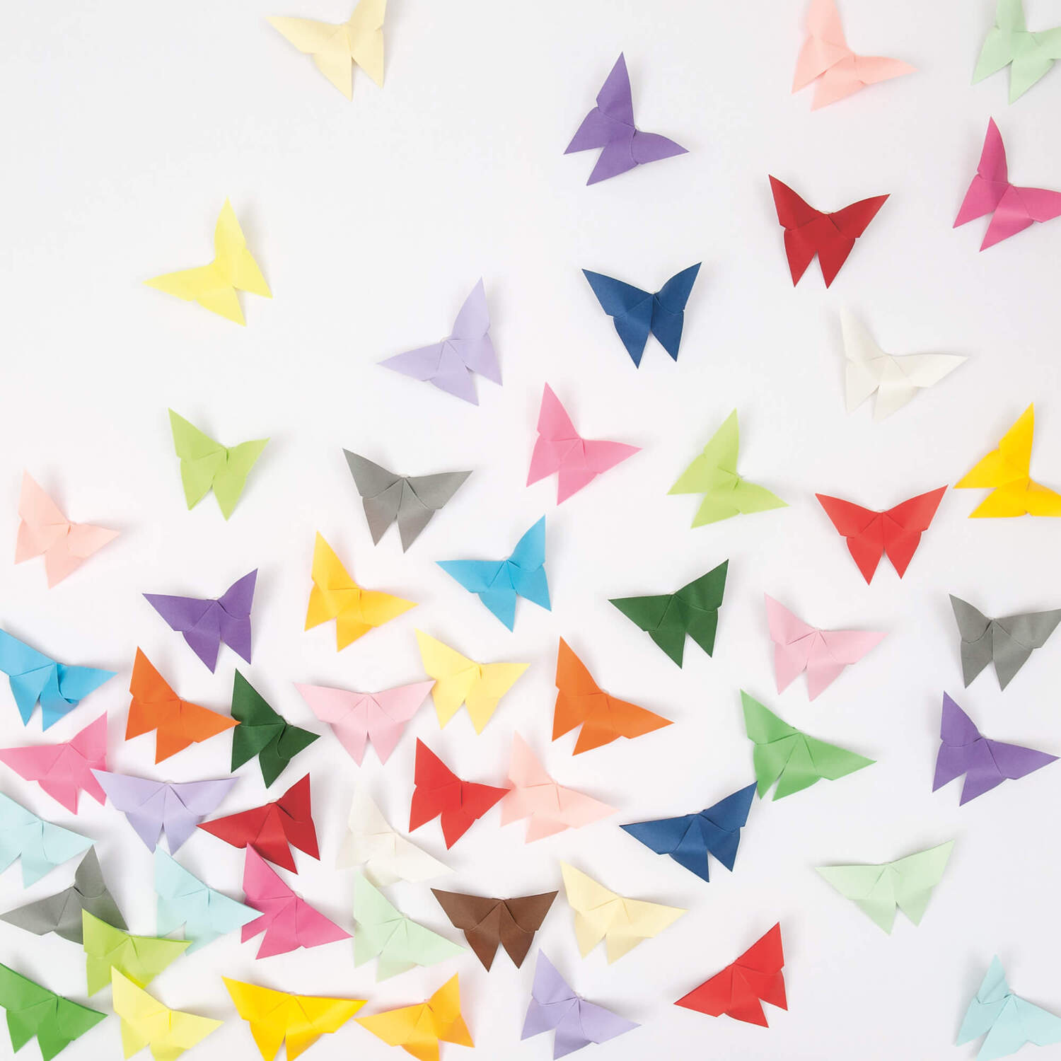 Bastelanleitung Origami-Schmetterlinge: Bunte Origami-Schmetterlinge in verschiedenen Farben auf weißem Hintergrund.