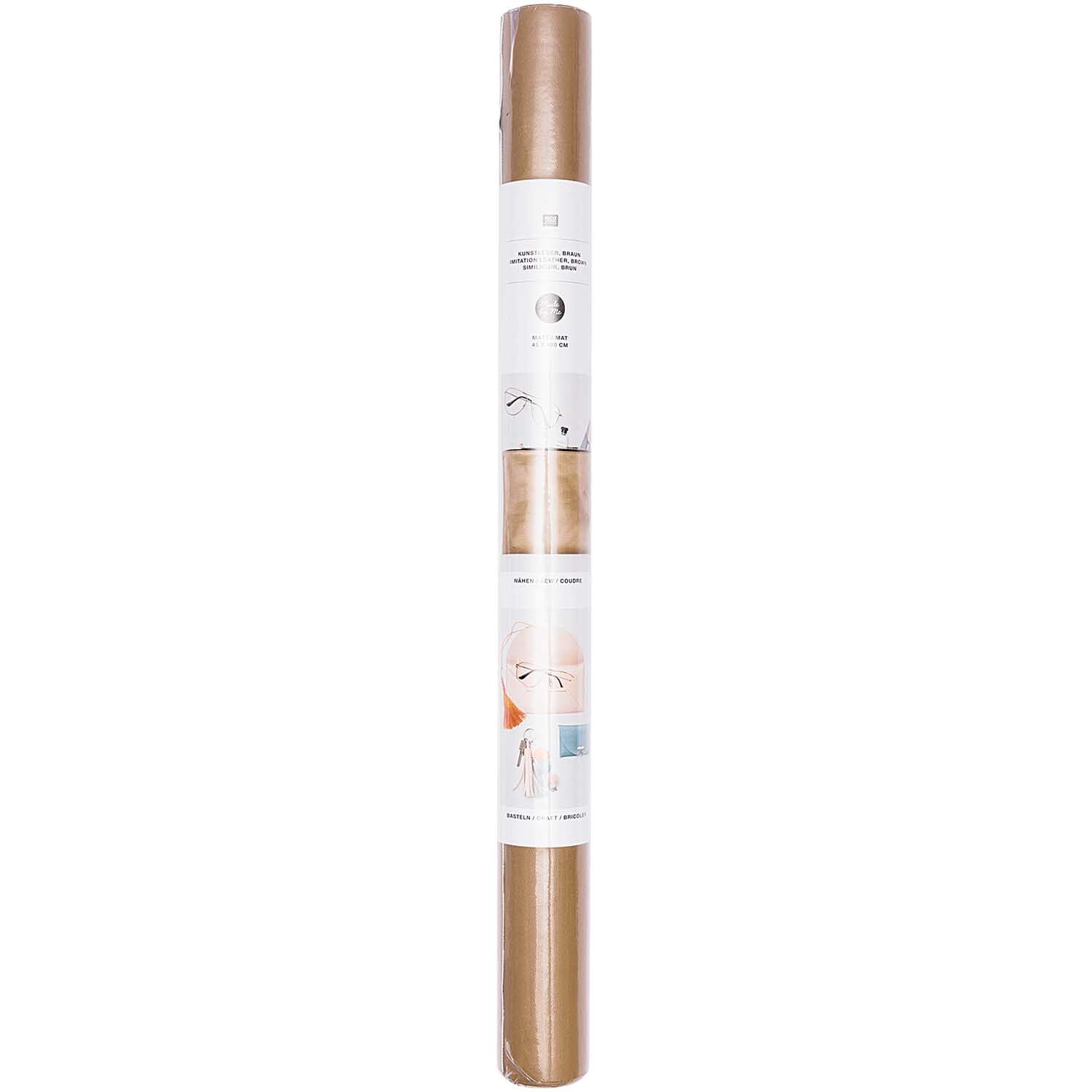 Kunstleder matt 45x100cm von Rico Design in Braun, aufgerollt und verpackt in transparenter Folie.