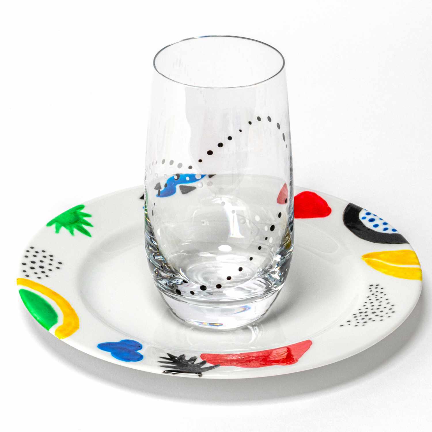 Porcelain & Glass Starterset glossy, 7-teilig, zeigt ein bunt bemaltes Glas und Teller von Marabu. Ideal für stilvolle Tischdekoration.