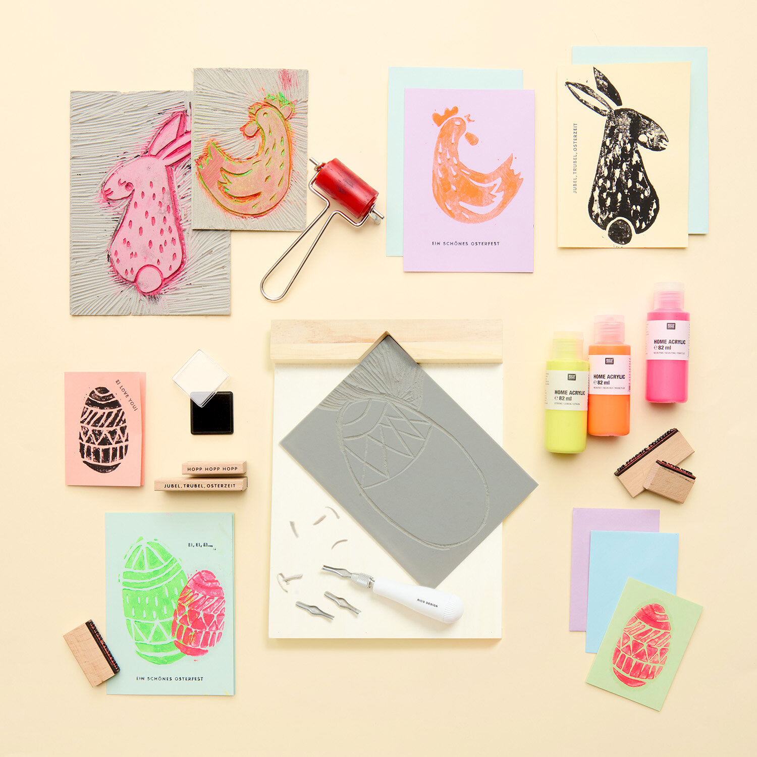 Anleitung Osterkarten mit Linoldruck gestalten, kreatives Set mit bunten Karten, Linolplatte, Werkzeugen, Stempeln und leuchtenden Druckfarben für DIY-Projekte