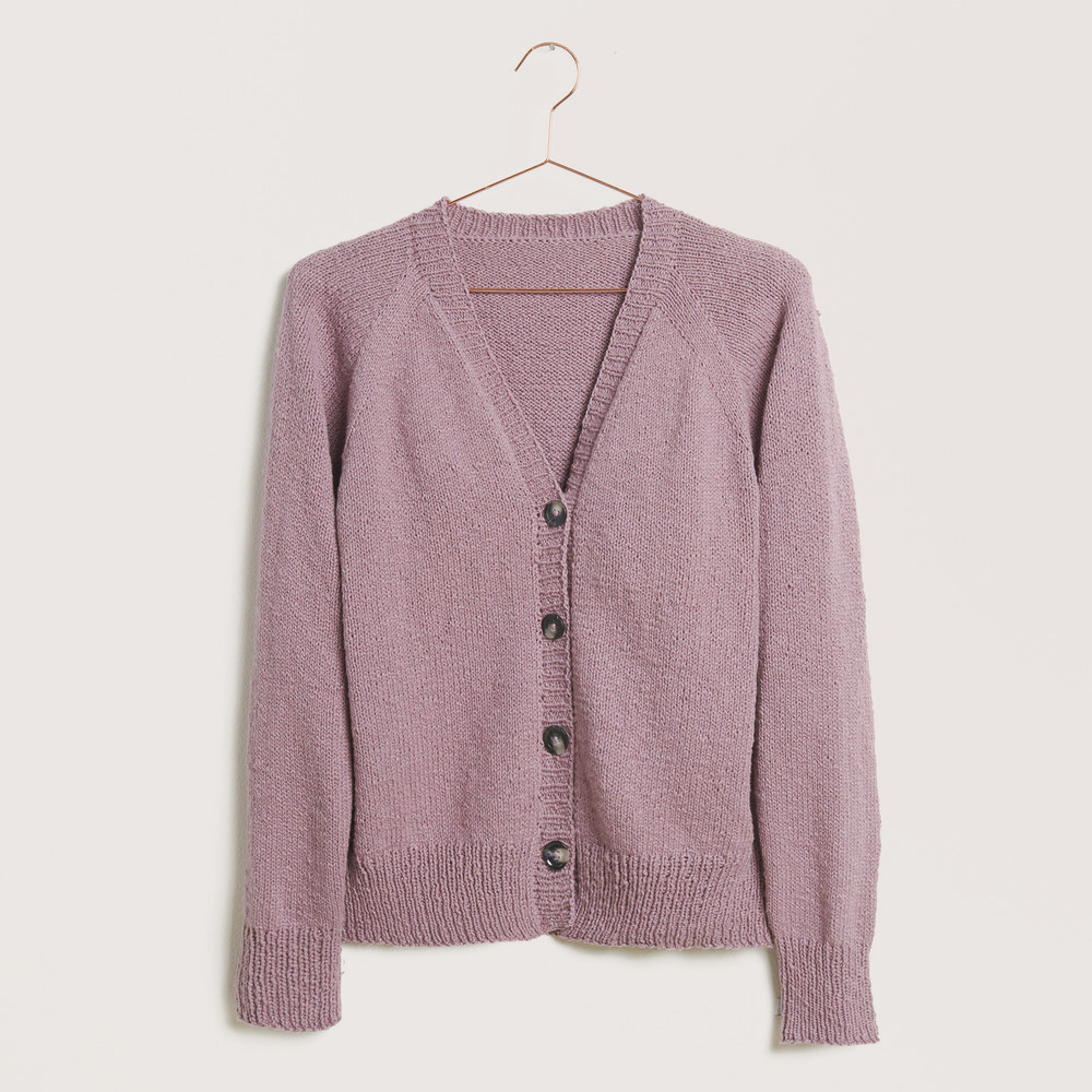Cardigan auf grauem Hintergrund – zum Strickset