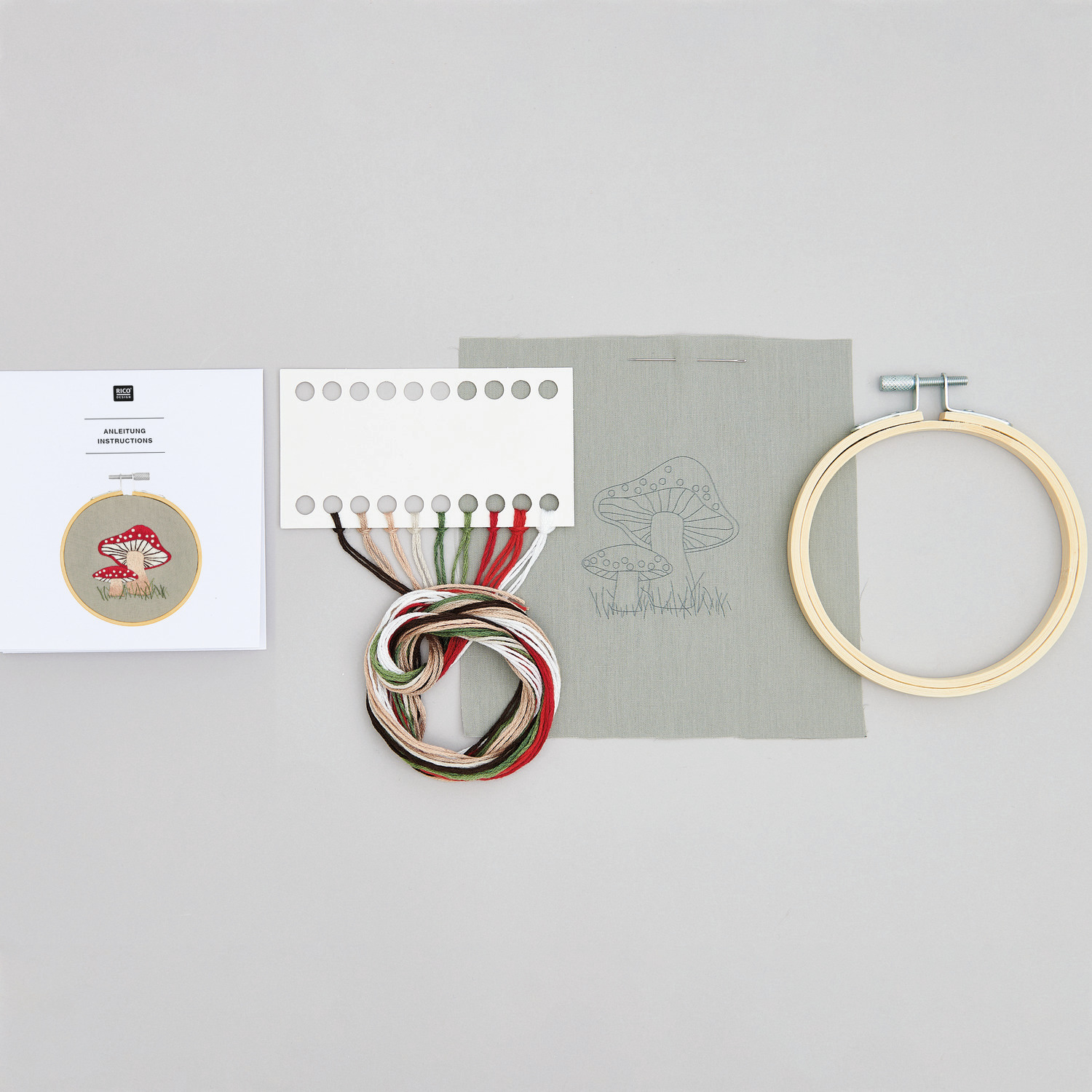 Stickpackung Shrooom kleine Pilze vorgezeichnet, Ø10cm. Enthält Stickrahmen, Garn und Stoff in natürlichen Farben. Marke: Rico Design.