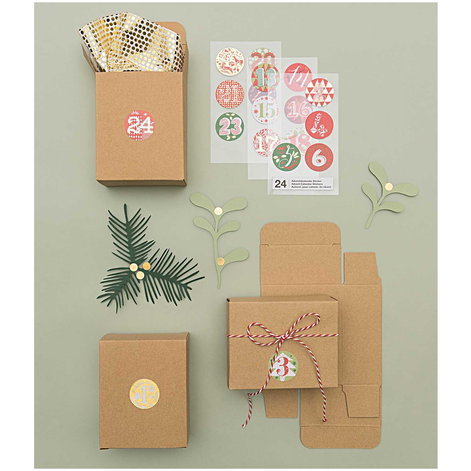 Paper Poetry Sticker Punkte gold 15mm 4 Bogen von Rico Design. Adventskalender mit goldenen Punkten und dekorativen Zweigen auf grünem Hintergrund.
