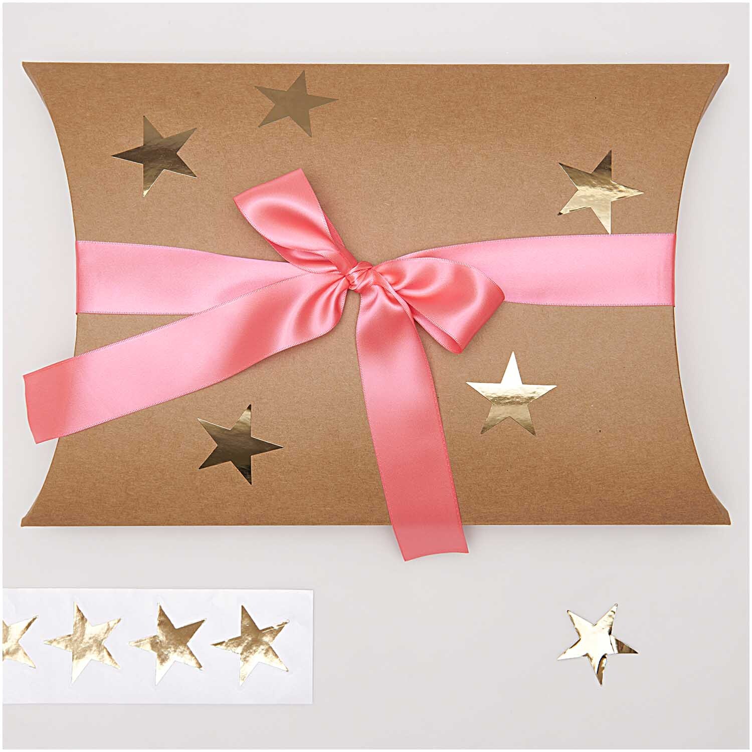 Paper Poetry Sticker Sterne 5cm, 120 Stück: Goldene Sterne auf Geschenkbox mit rosa Schleife. Ideal für kreative Dekorationen.