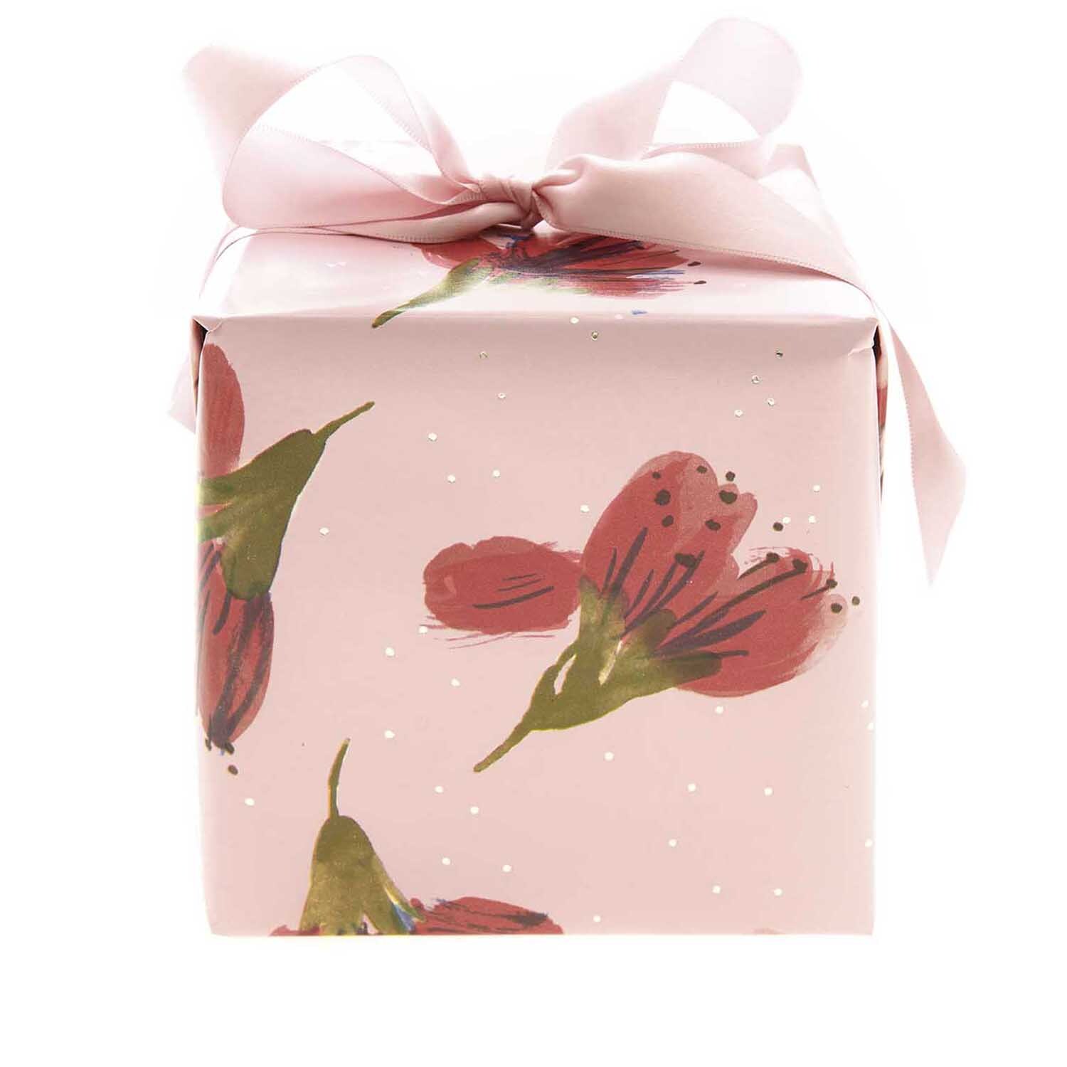 Paper Poetry Geschenkpapier mit Blütenmuster, verpackt um eine Schachtel, verziert mit rosa Schleife. Ideal für stilvolle Geschenke.