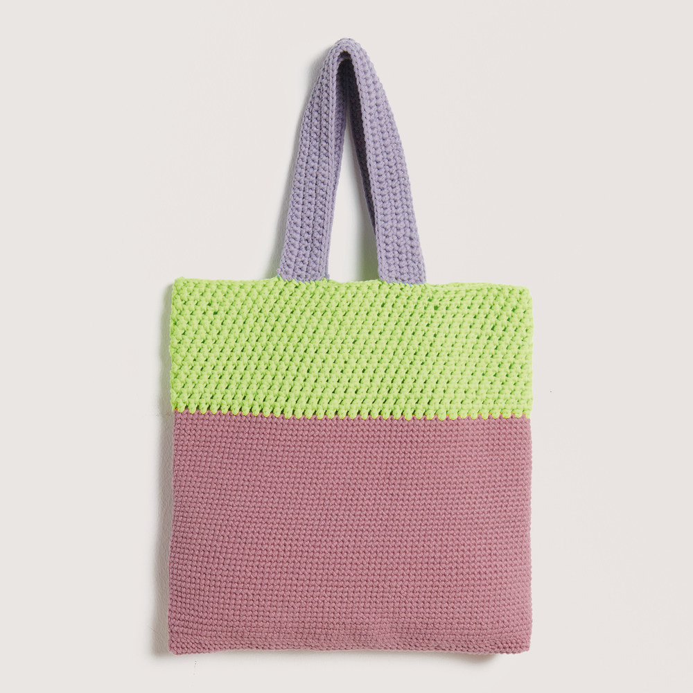 Bunte Tasche auf grauem Hintergrund – zum Häkelset