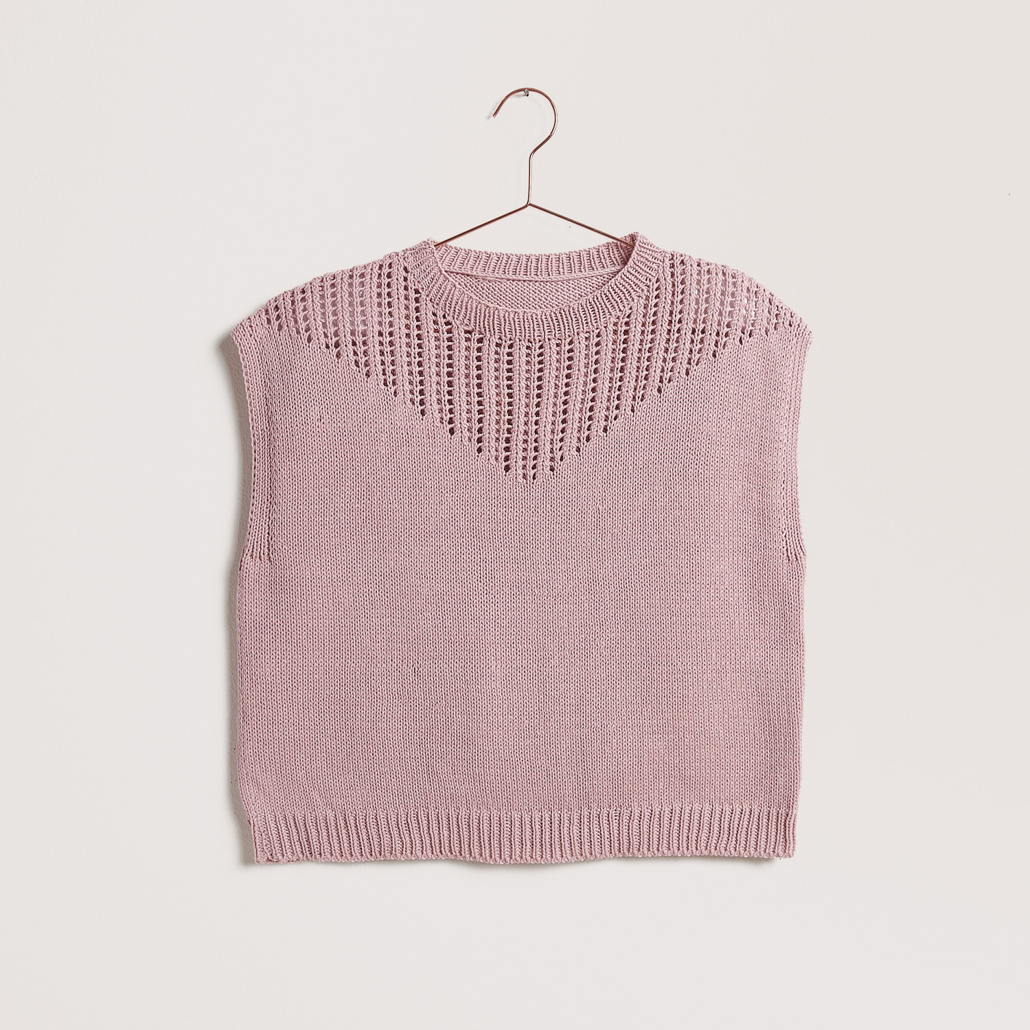 Strickset Top Modell 29 zeigt ein elegantes Design in Smokey Rose, ideal für Frühling und Sommer, von Wolle Rödel.