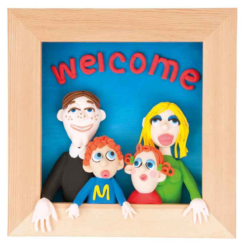 Super Fluffy 28g: Buntes Familienbild aus Knete in einem Holzrahmen mit dem Schriftzug "Welcome".