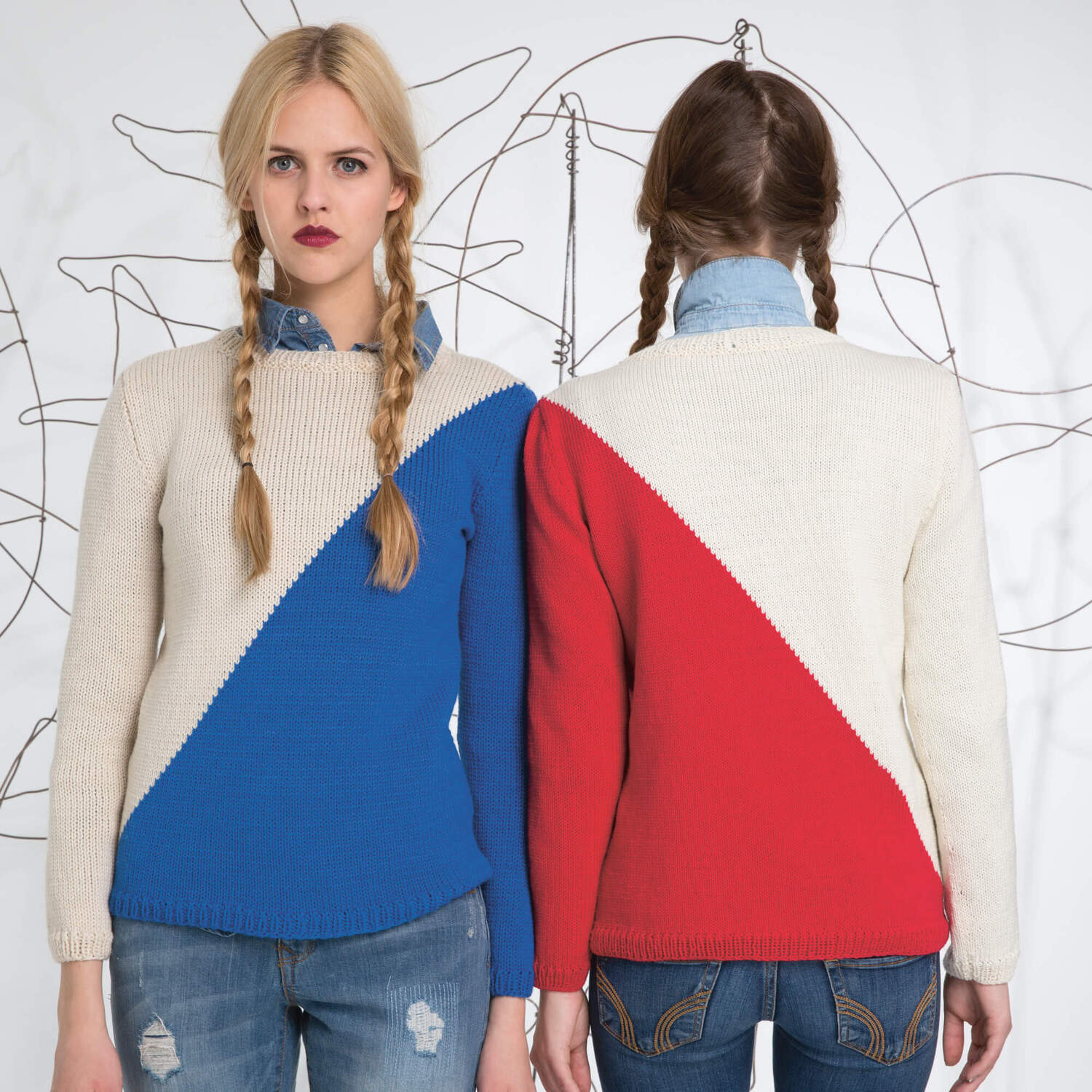 Strickanleitung zweifarbiger Pullover: Zwei Frauen tragen Pullover mit diagonalen Farbblöcken in Blau und Rot.