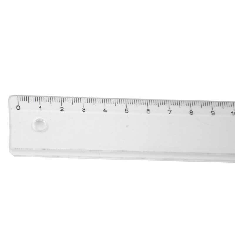 Transparente 50cm Schullineal von RUMOLD in glasklarer Farbe. Das Bild zeigt die Vorderansicht des Lineals mit präzisen Markierungen für exakte Messungen.