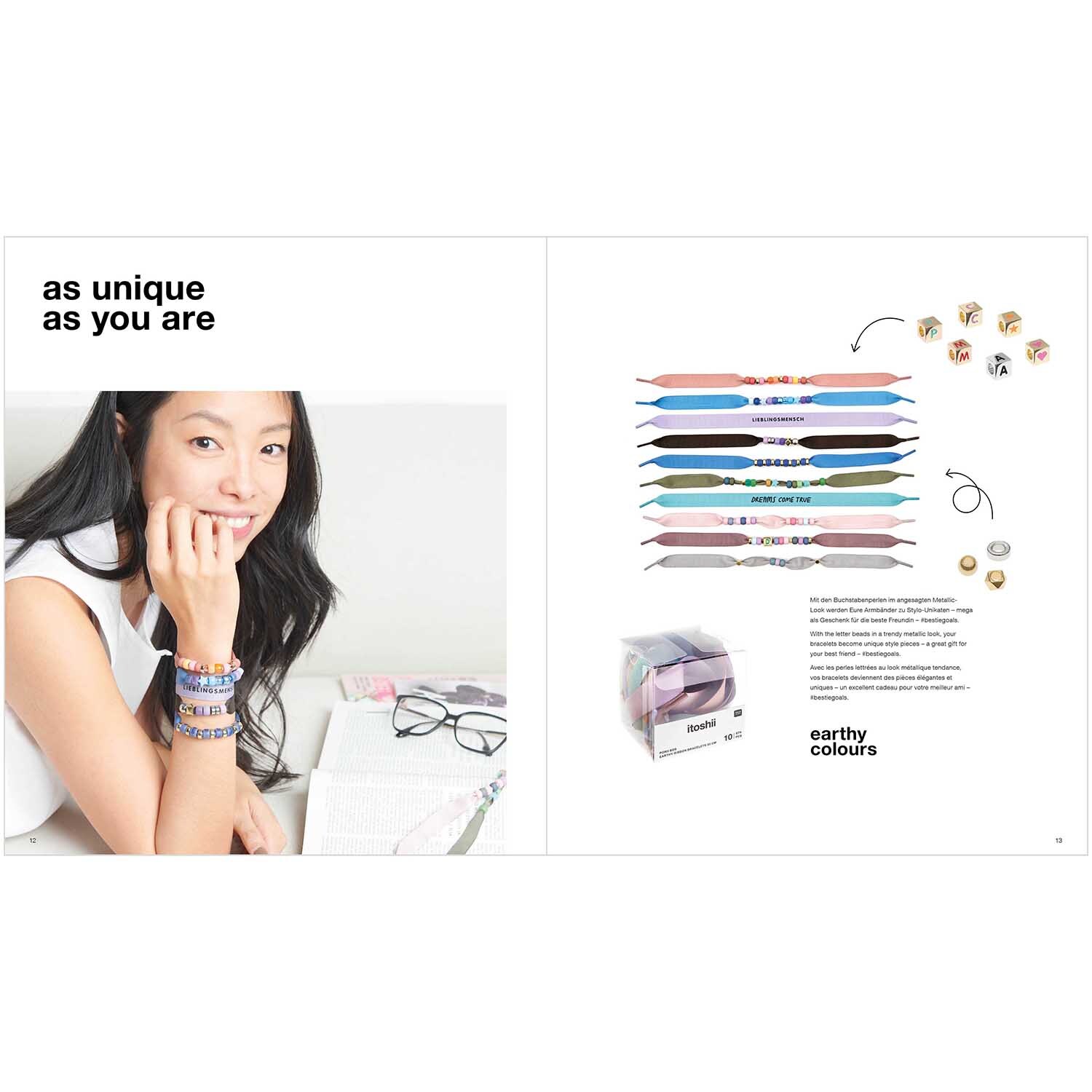 Heft itoshii -Ponii Beads von Rico Design zeigt eine Frau mit bunten Armbändern am Schreibtisch.
