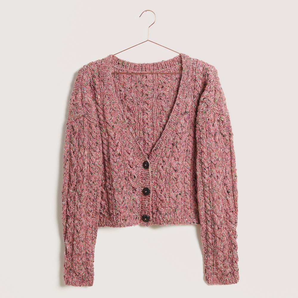 Zopfmuster-Strickjacke auf grauem Hintergrund – zum Strickset