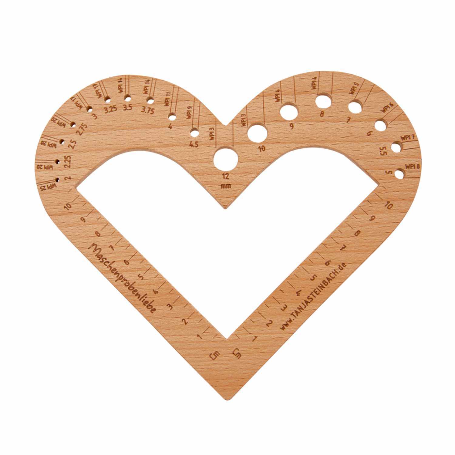 Maschenprobenliebe Herz: Herzförmige Strickschablone aus Holz mit Maßangaben und Lochgrößen. Ideal für Strickprojekte.