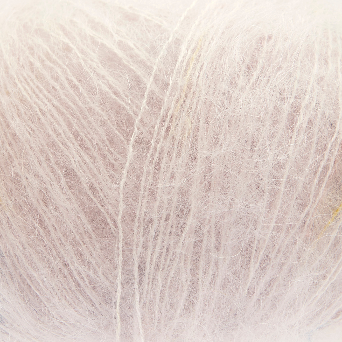 Essentials Super Kid Mohair Loves Silk Cute Confetti: Weiches Garn in frühlingshaften Farben von Rico Design, ideal für leichte Strickprojekte.