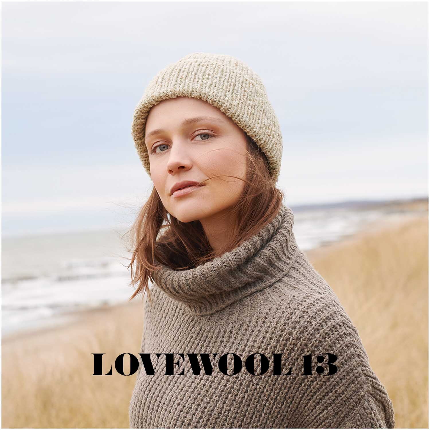 Fashion Modern Tweed aran: Frau am Strand in gestricktem Pullover und Mütze, Farbe Sand, von Rico Design.