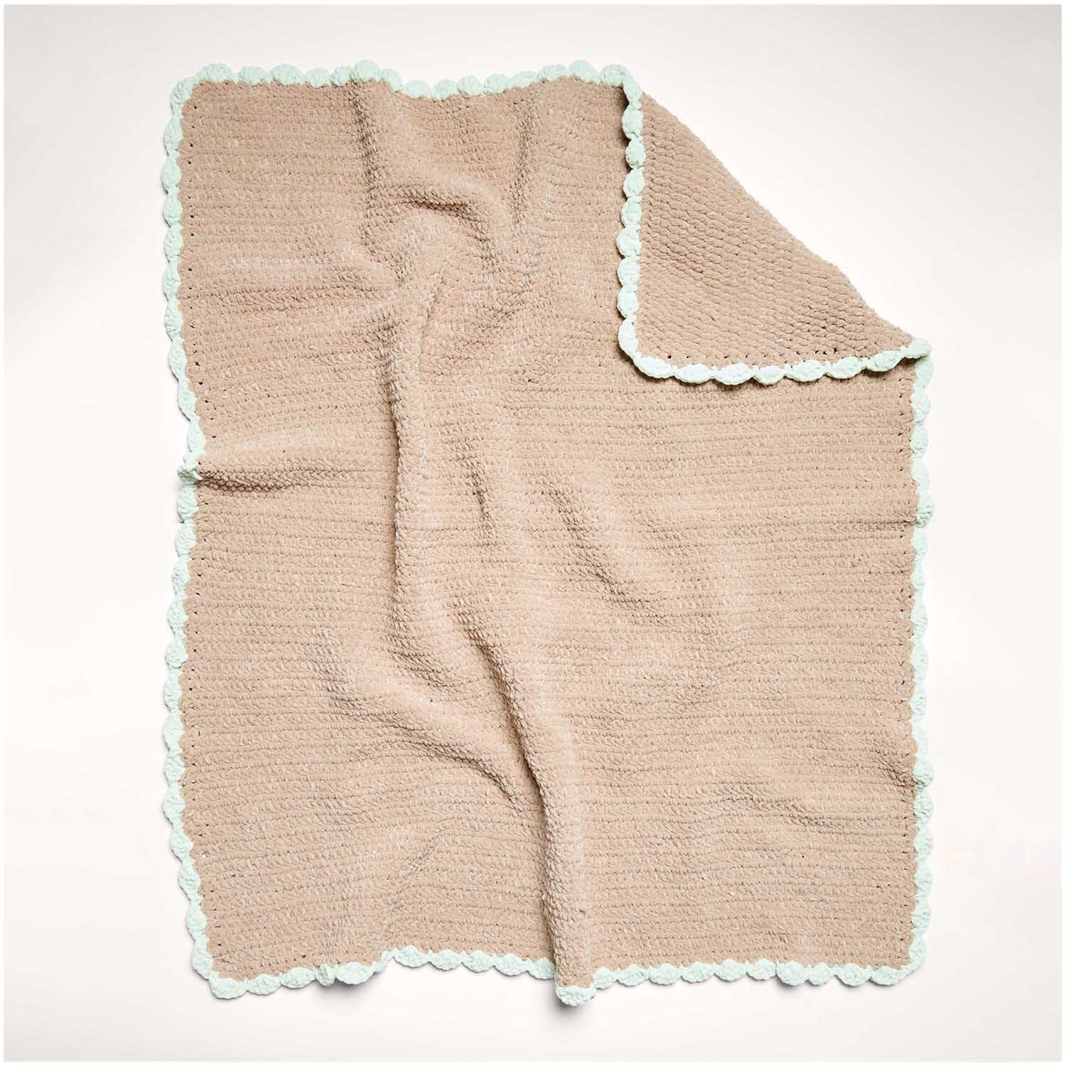 Häkelset Decke Modell 06 aus Baby Chenillove, beige mit weißem Rand, weiche Textur.