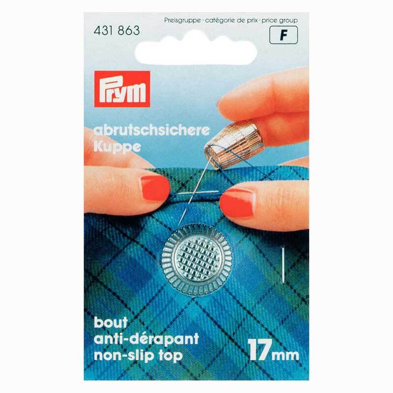 Fingerhut silber 17mm von Prym, abgebildet auf einer Verpackung mit einer Hand, die einen Stoff mit einer Nadel bearbeitet.