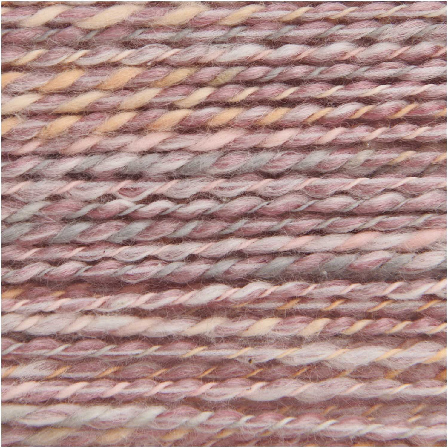Creative Lazy Hazy Summer Cotton dk: Nahaufnahme von altrosa Garnfasern, ideal für Strickprojekte.