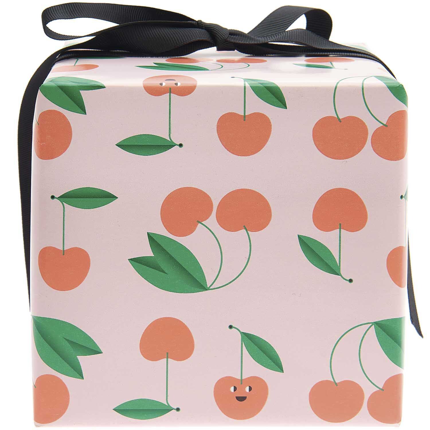 Paper Poetry Geschenkpapier mit Kirschmuster auf rosa Hintergrund, verpackt mit schwarzem Band. Ideal für stilvolle Geschenke.