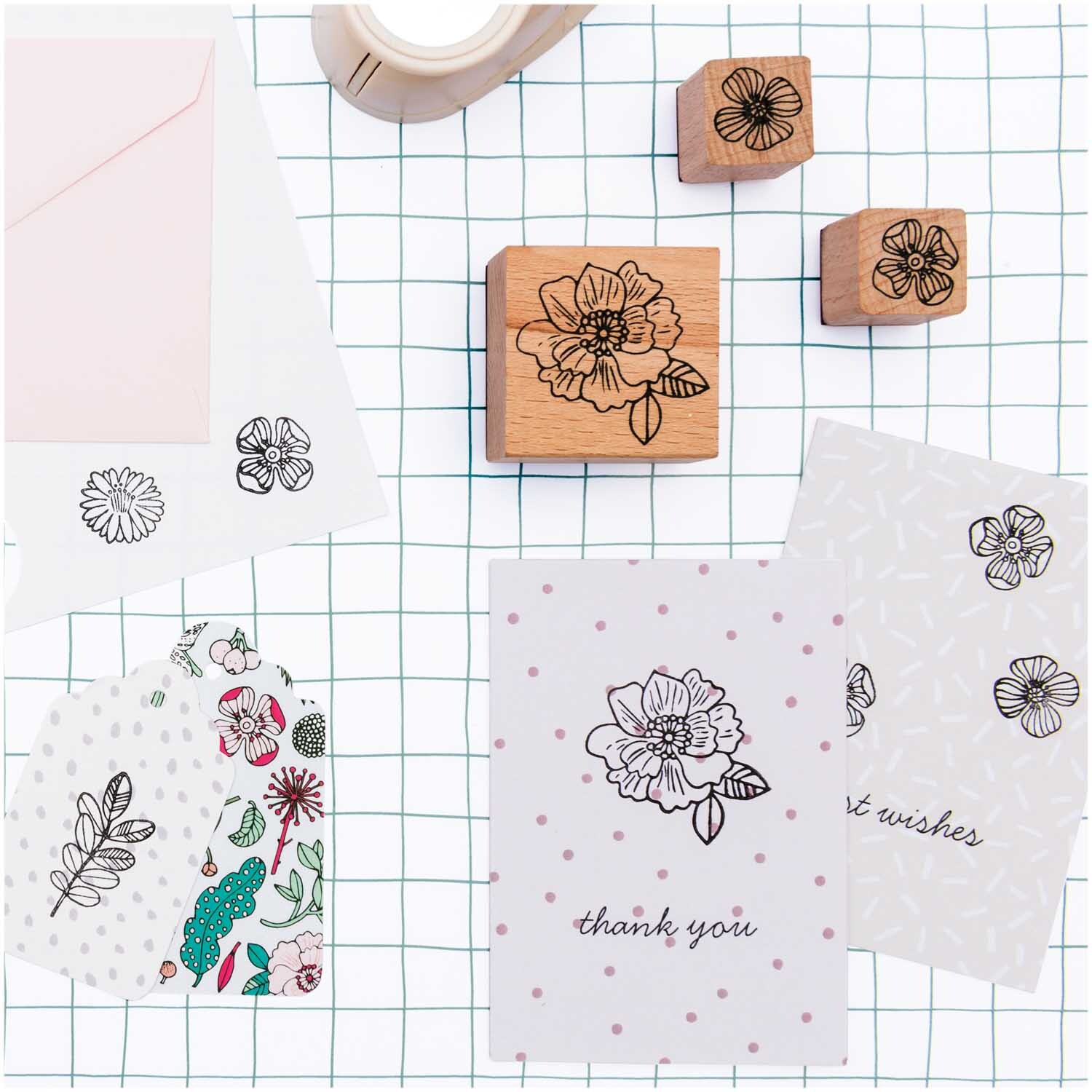 Paper Poetry Stempelset Hygge Flowers: 8-teiliges Set mit floralen Motiven auf Holzstempeln und Karten. Ideal für kreative Bastelprojekte.