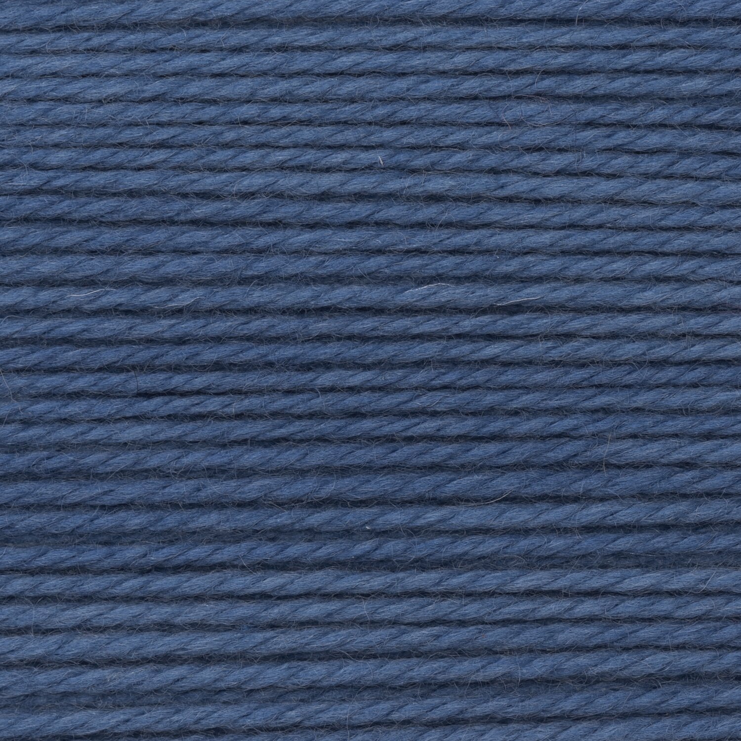 Wickelkarte des Garns Essentials Soft Merino aran in der Farbe 028 Jeans.
