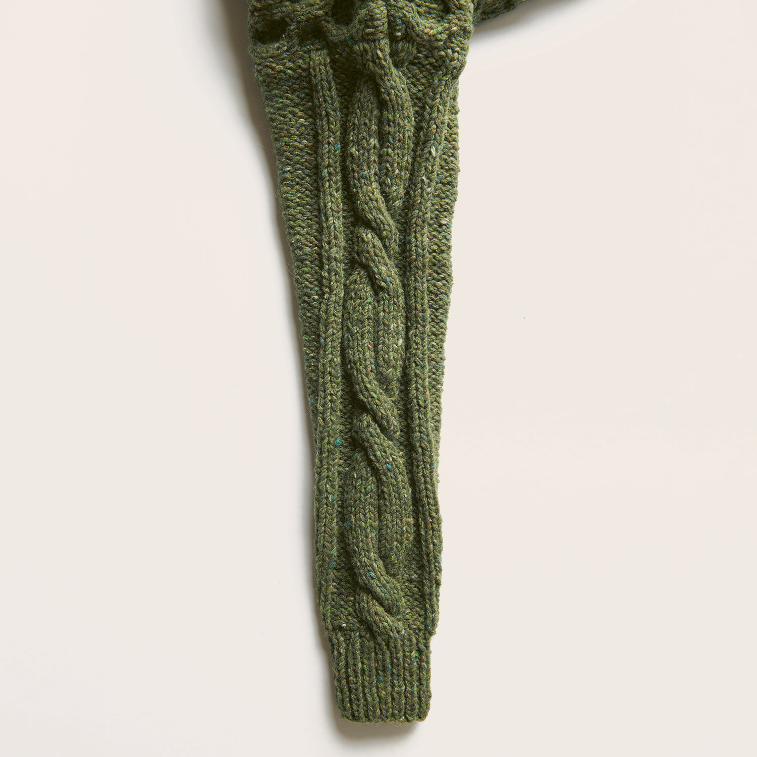 Strickset Kinderjacke Modell 24 zeigt eine moderne Tweed-Optik in Oliv von Rico Design. Ideal für Trachten.