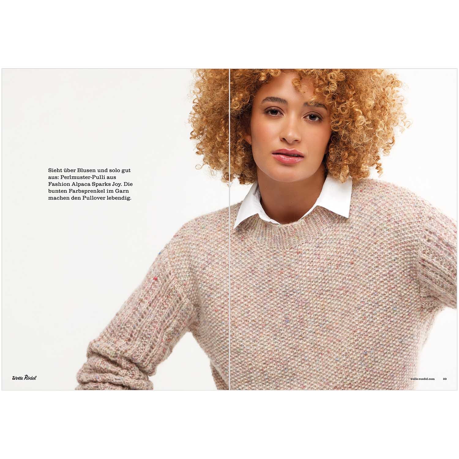 Die Neue Masche Nr. 07 Herbst: Frau in beigem Strickpullover von Wolle Rödel, lässig und stilvoll.