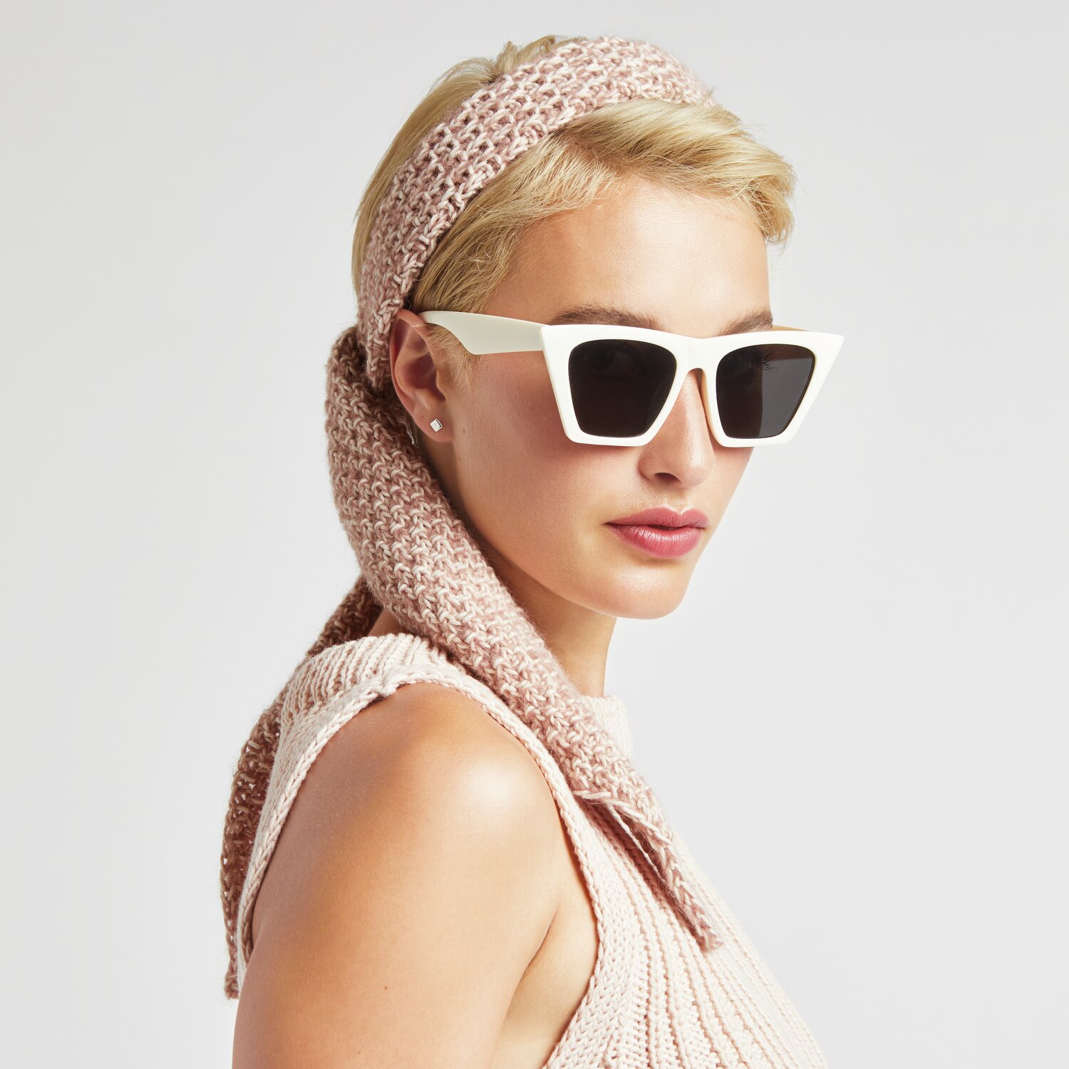 Made by Me No. 20 Frühjahr-Sommer: Frau mit altrosa Stirnband und elfenbeinfarbener Sonnenbrille.