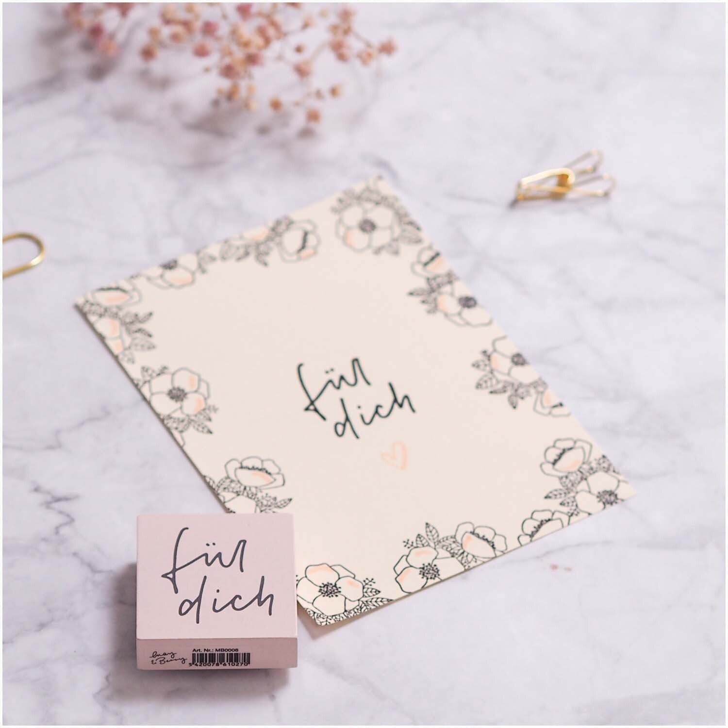 Stempel für dich nude 45x45mm von May&Berry auf Marmorhintergrund mit floraler Karte.