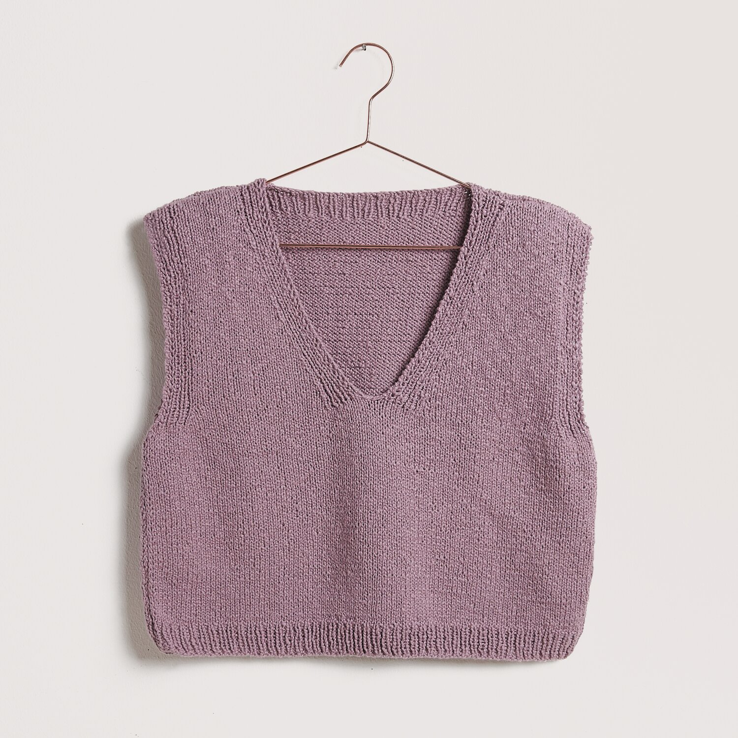 Strickset Top Modell 05b aus Die Neue Masche No. 12 in Mauve, präsentiert auf einem Kleiderbügel.