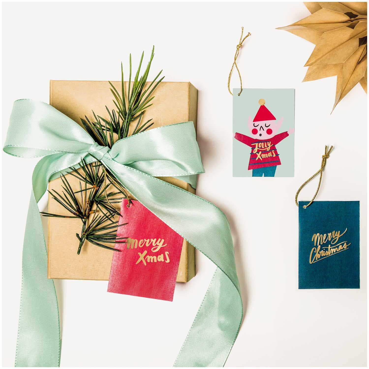 Paper Poetry Kärtchenanhänger Jolly Christmas Classic, festlich dekoriert mit Geschenkbox und Schleife.