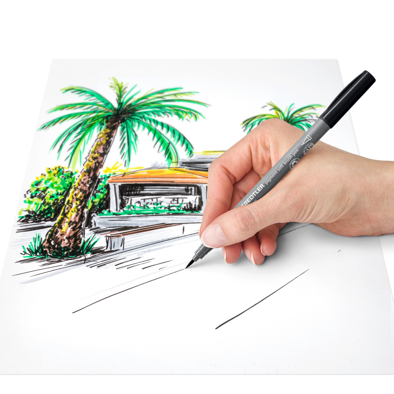 Pigment Brush Pen Grautöne Set: Hand zeichnet mit schwarzem Stift auf Papier, Palmenmotiv im Hintergrund.