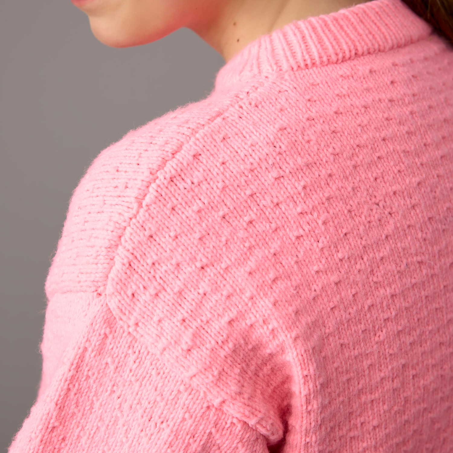 Special "Vegan Cashmere" International: Detailaufnahme eines pinken Strickpullovers von Rico Design.