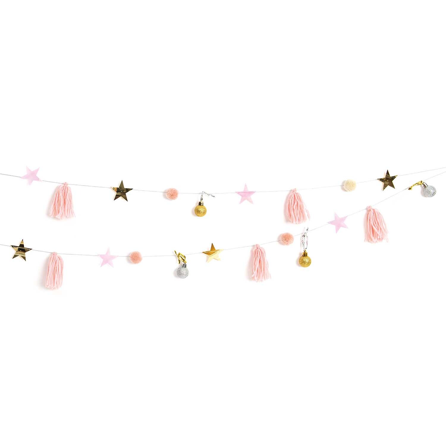 Quasten-Girlande rosa-pastell 2,2m von Rico Design mit goldenen Sternen und rosa Quasten auf weißem Hintergrund.