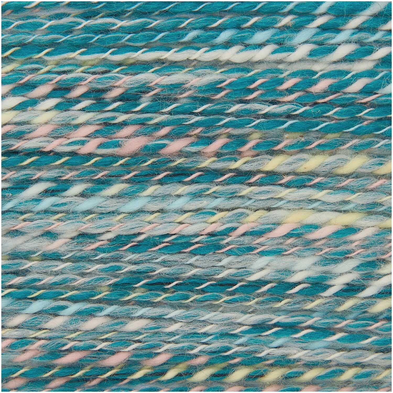 Creative Lazy Hazy Summer Cotton dk von Rico Design in Aqua. Nahaufnahme von mehrfarbigem Garn mit blauen, rosa und gelben Tönen.
