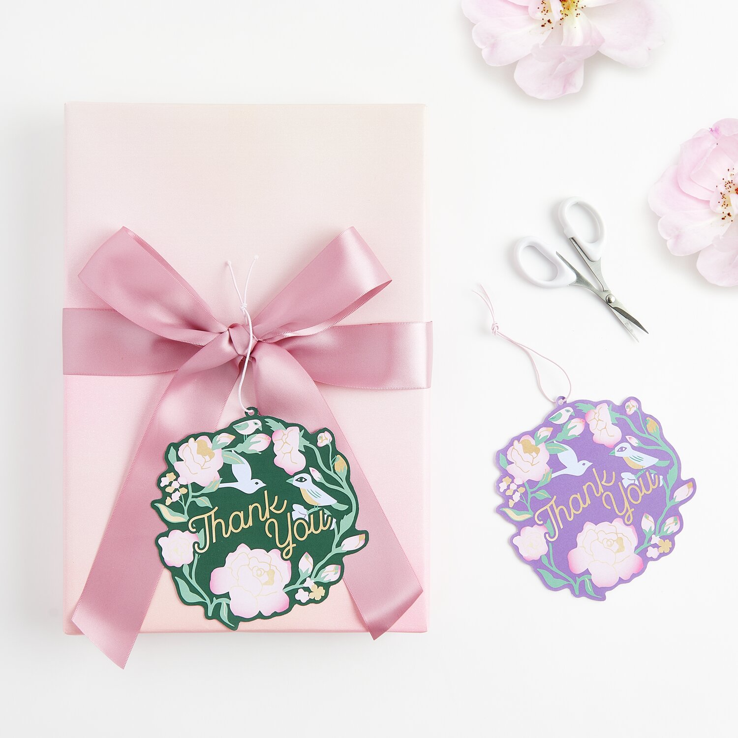 Paper Poetry Geschenkanhänger La Vie en Rose Thank You: Geschenk mit rosa Schleife und floralen Anhängern, ideal für stilvolle Danksagungen.