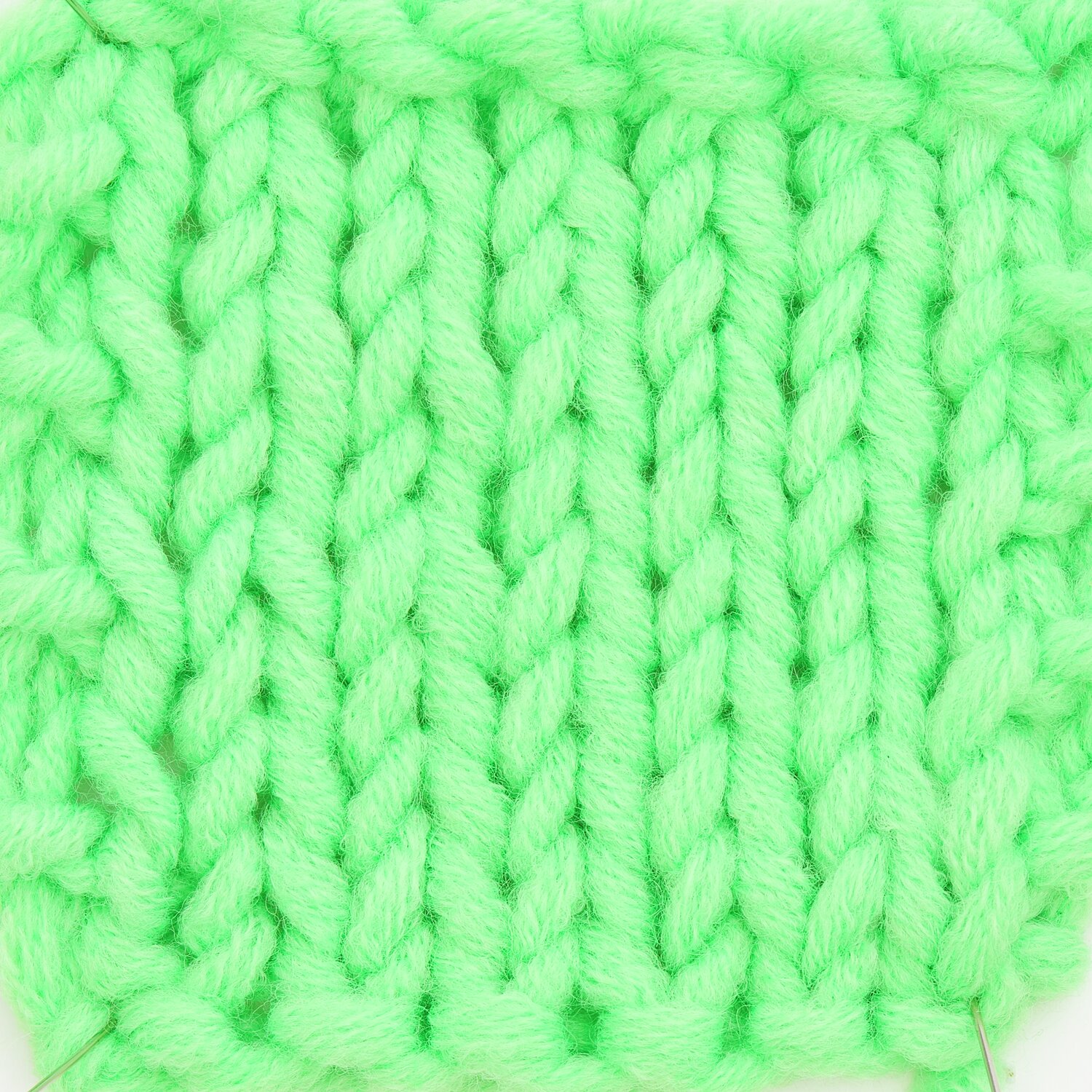 Essentials Big: Strickmuster aus neongrünem Garn von Rico Design, ideal für kreative Projekte.