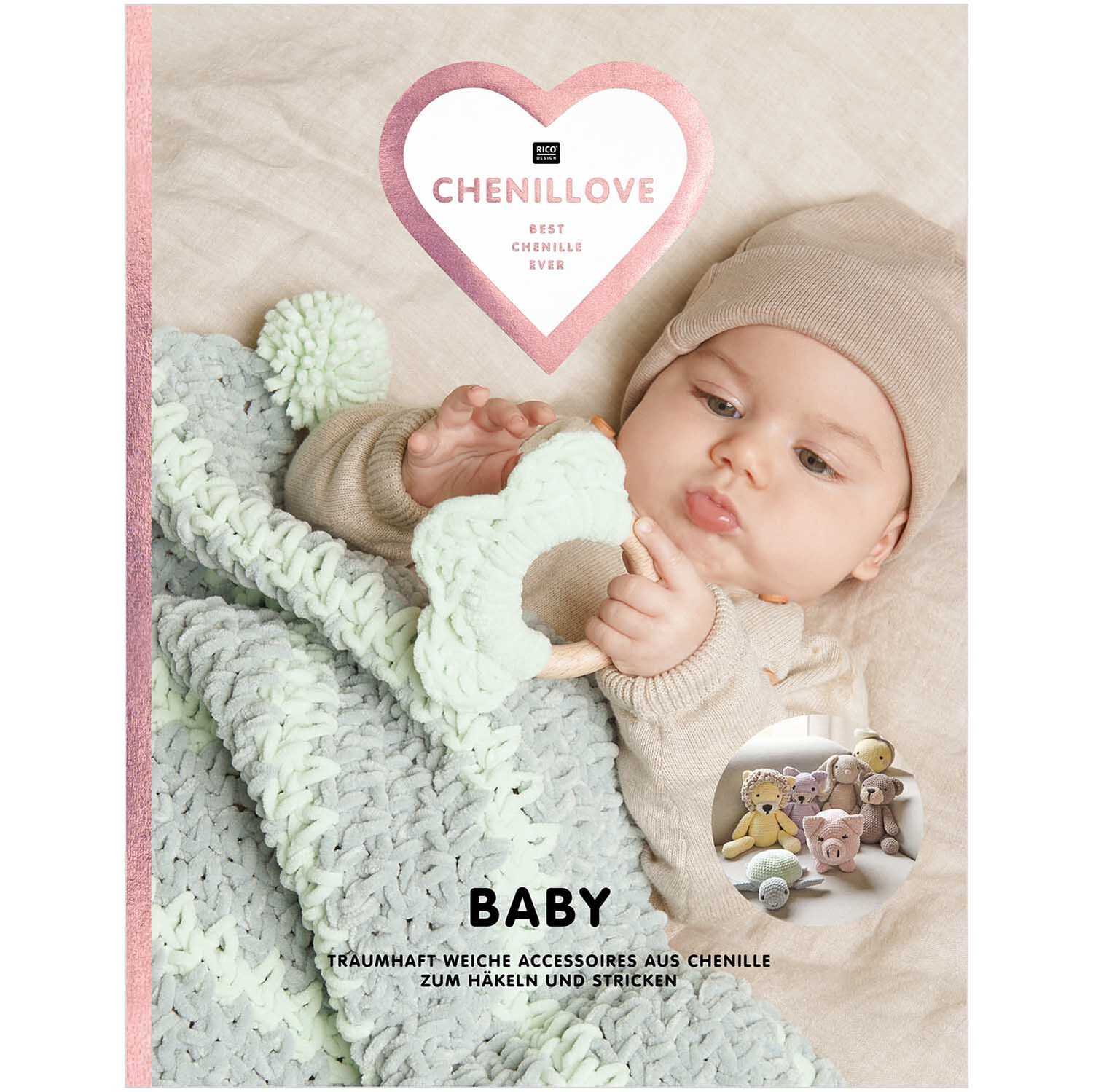 Baby Chenillove Häkelset Schmusetuch Häschen: Ein Baby hält ein weiches, gestricktes Tuch und einen Beißring. Ideal für kuschelige Momente.