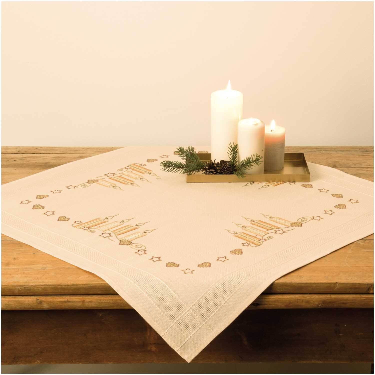 Stickpackung Tischdecke Kerzen 80x80cm: Elegante Tischdecke mit Kerzenmotiv auf Holz, ideal für festliche Anlässe.