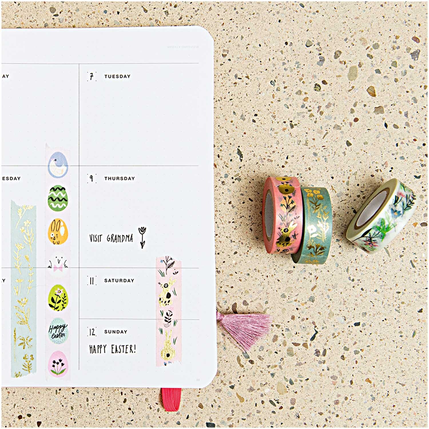 Paper Poetry Tape Set Bunny Hop: Fünf dekorative Klebebänder von Rico Design neben einem Kalender. Ideal für kreative Osterdekorationen.