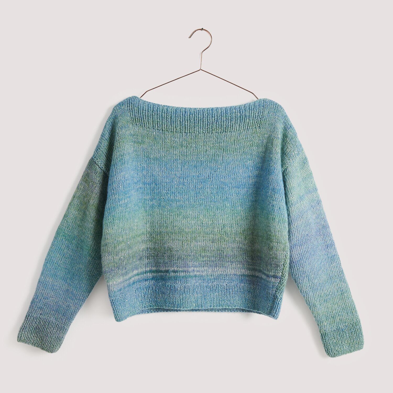 Gestrickter Pullover in blau auf Bügel mi Farbverlauf