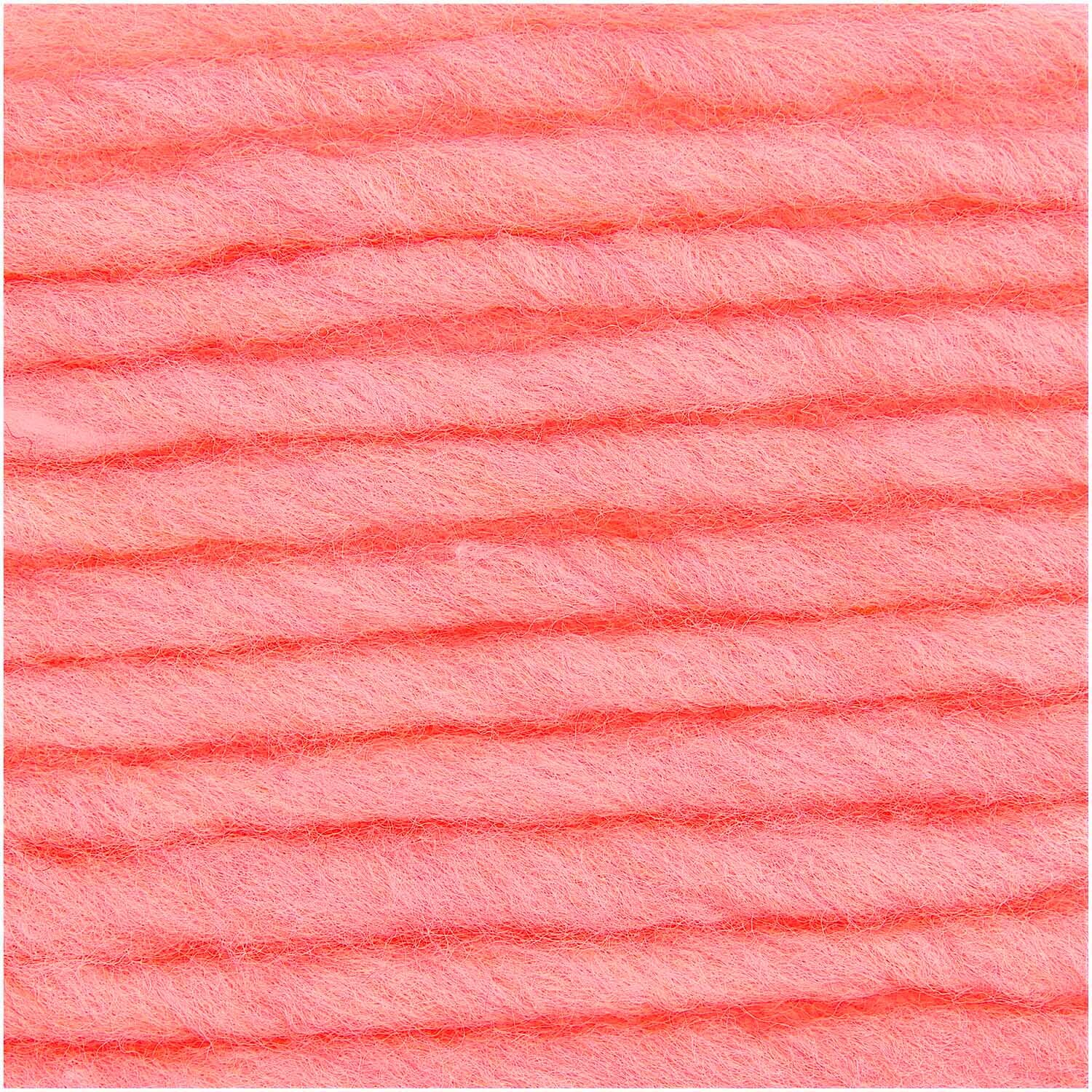 Essentials Super super chunky Wolle in Neon Pink von Rico Design, 100g, 90m. Nahaufnahme der weichen, dicken Fasern.