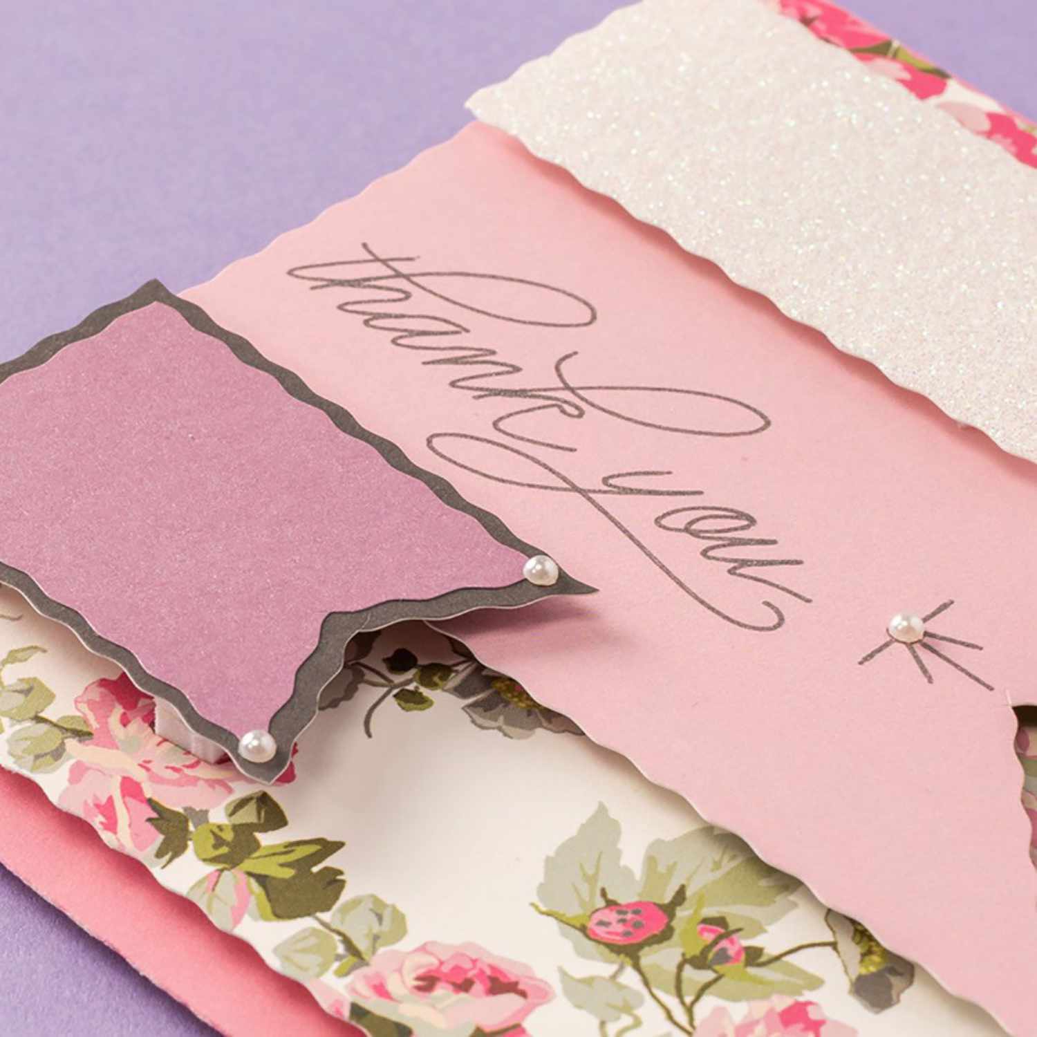 Maker Wavy Blade 31 Wellenförmige Klinge schneidet präzise rosa Papier mit floralen Mustern und "thank you"-Schriftzug. Ideal für kreative Projekte.