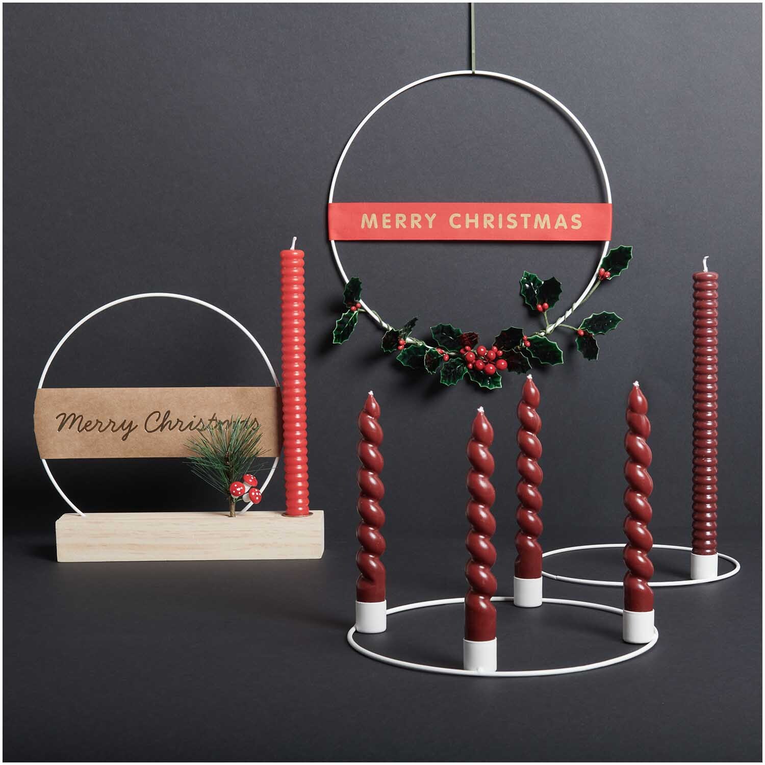 Metallring Adventskranz Ø 25cm in Off White Matt mit roten Kerzen und weihnachtlicher Dekoration. Ideal für festliche Tischdekoration.
